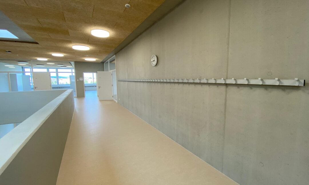 Steinli Moehlin Schulhaus Garderobe Klssisch 01