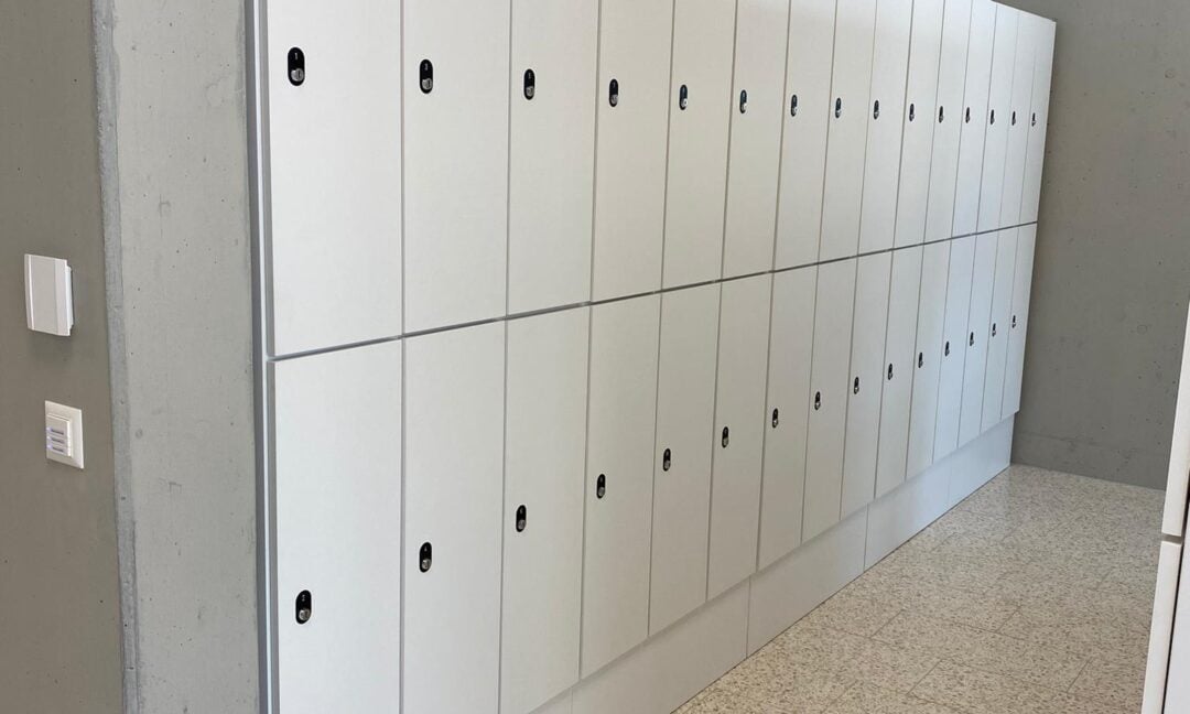 Steinli Moehlin Schulhaus Garderobe Klssisch Abfallbehaelter 03