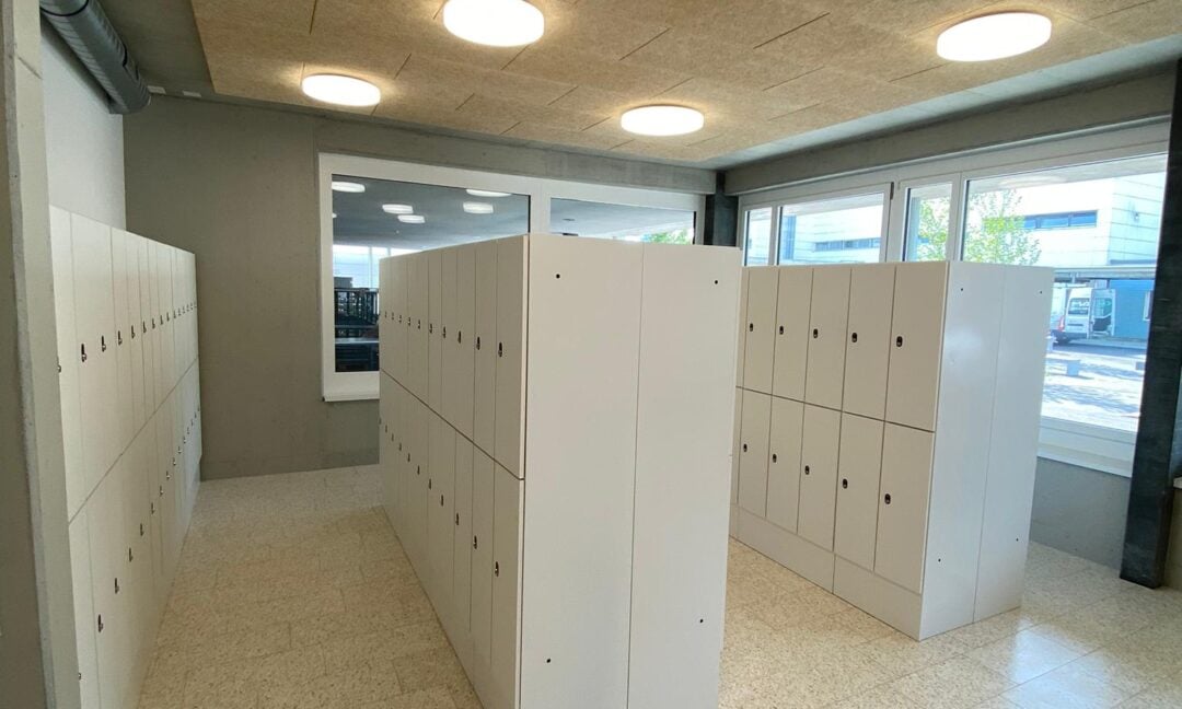 Steinli Moehlin Schulhaus Garderobe Klssisch Abfallbehaelter 04