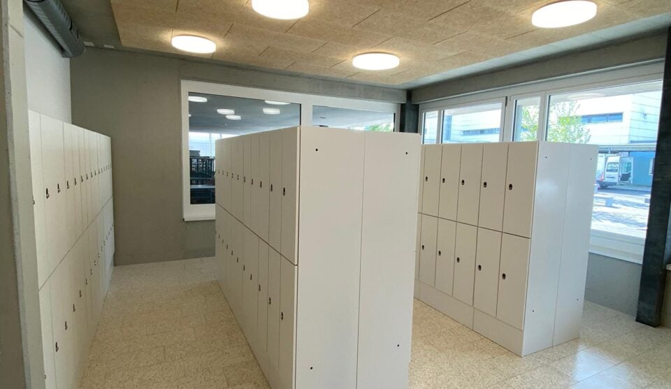 Steinli Moehlin Schulhaus Garderobe Klssisch Abfallbehaelter 04