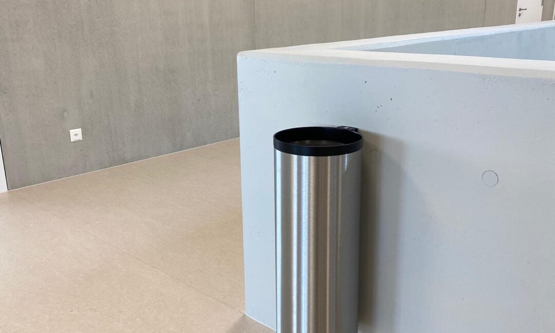 Steinli Moehlin Schulhaus Garderobe Klssisch Abfallbehaelter Corbal 02