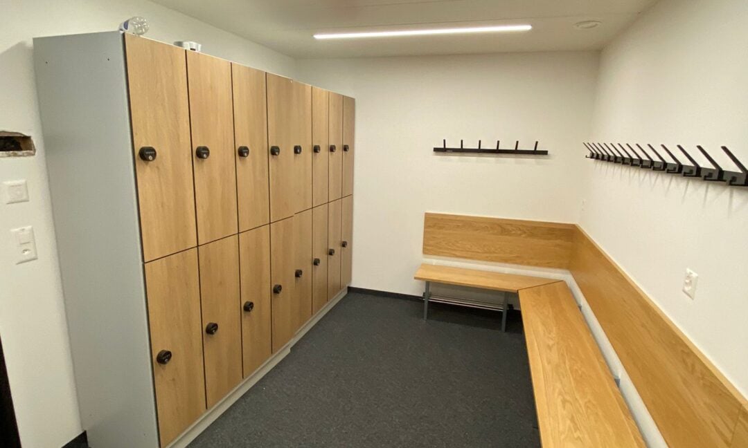 Vaduzer Saal Garderobensitzbank Garderobenschraenke 07